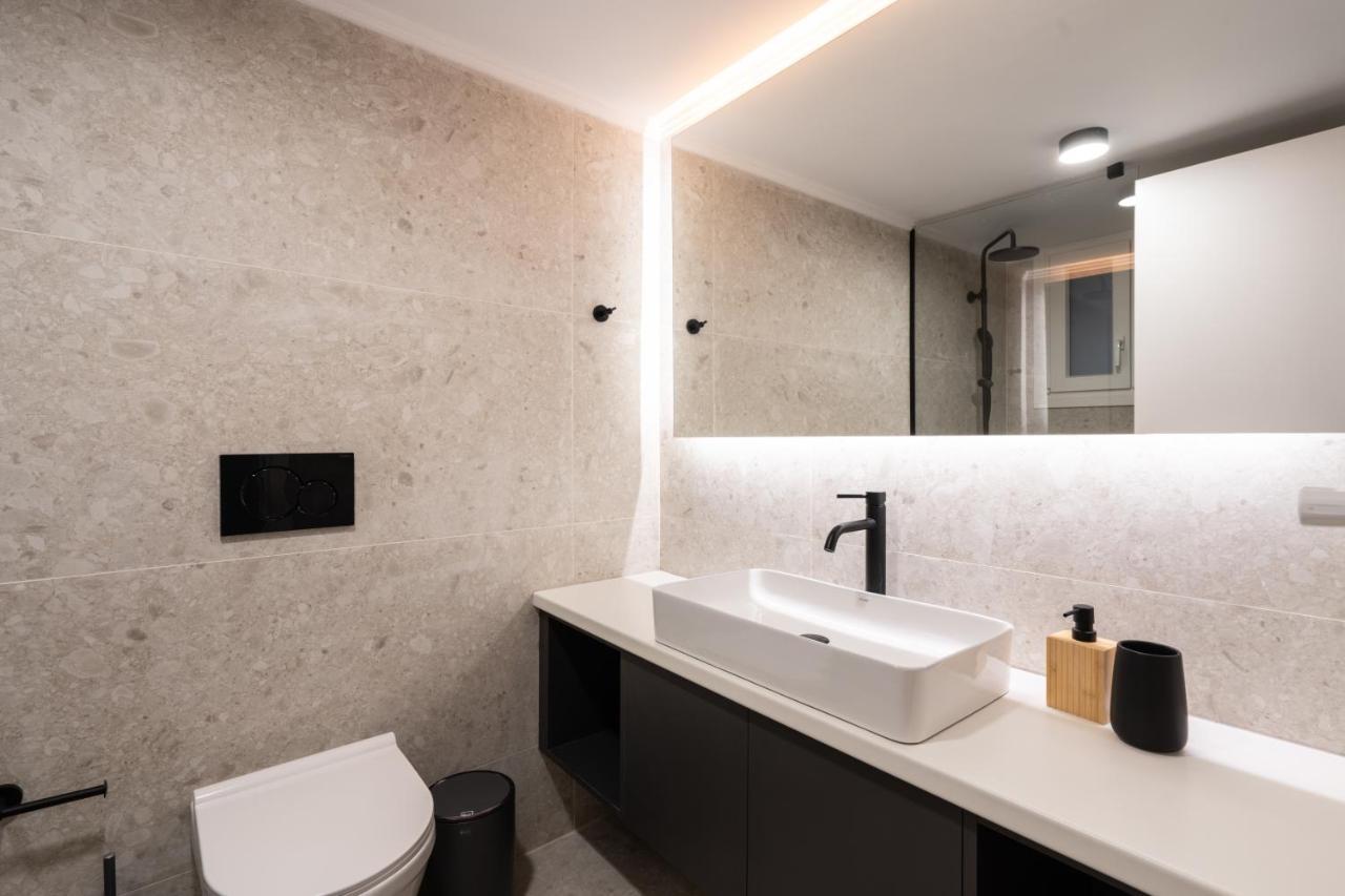 Unique 2 Bedrooms Apartment, Steps To Plaka And City Center Athens Exterior photo